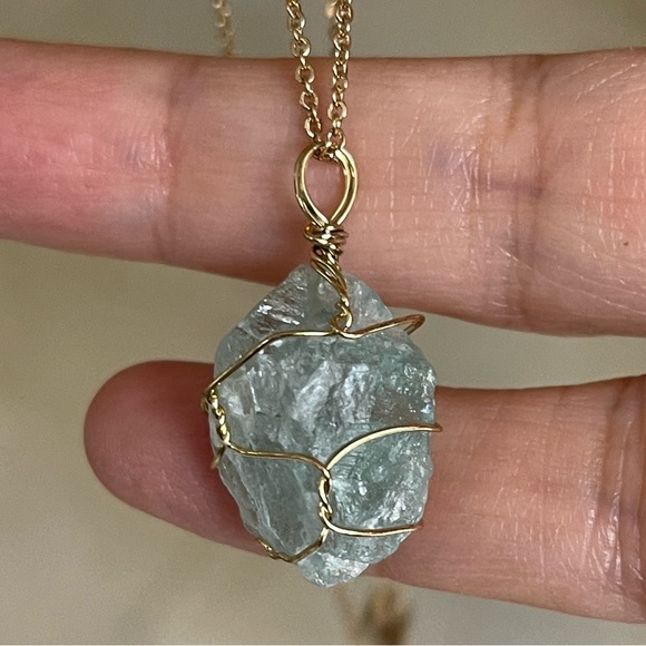 Wire wrapped natural green fluorite crystal pendant and gold tone metal chain - Picture 5 of 8